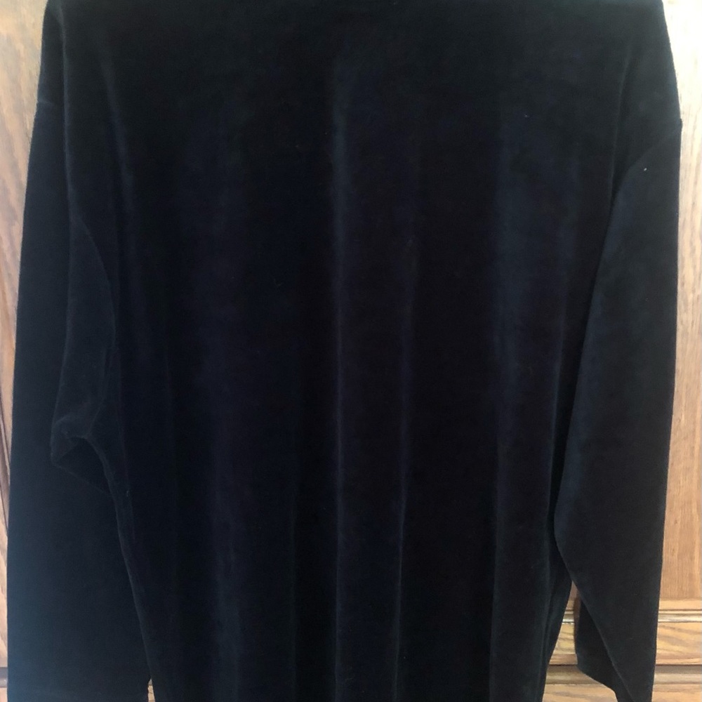 Lizsport pullover shirt.